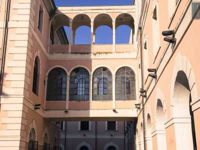 In alto, i due bracci laterali di questa parte della struttura sono collegati al corpo pi� esterno attraverso dei ponti coperti, ma ariosi, grazie alle arcate laterali. La parte superiore � coperta e mostra il cielo, in quella sottostante gli archi sono protetti da vetri a tratti rotti da cui si intravedono porzioni degli edifici retrostanti che offrono interessanti giochi cromatici